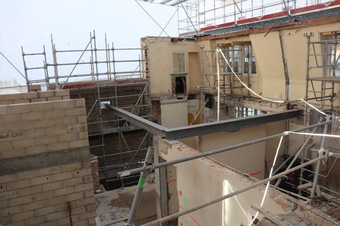 Poutres métalliques sur le chantier de réhabilitation rue d’Assas