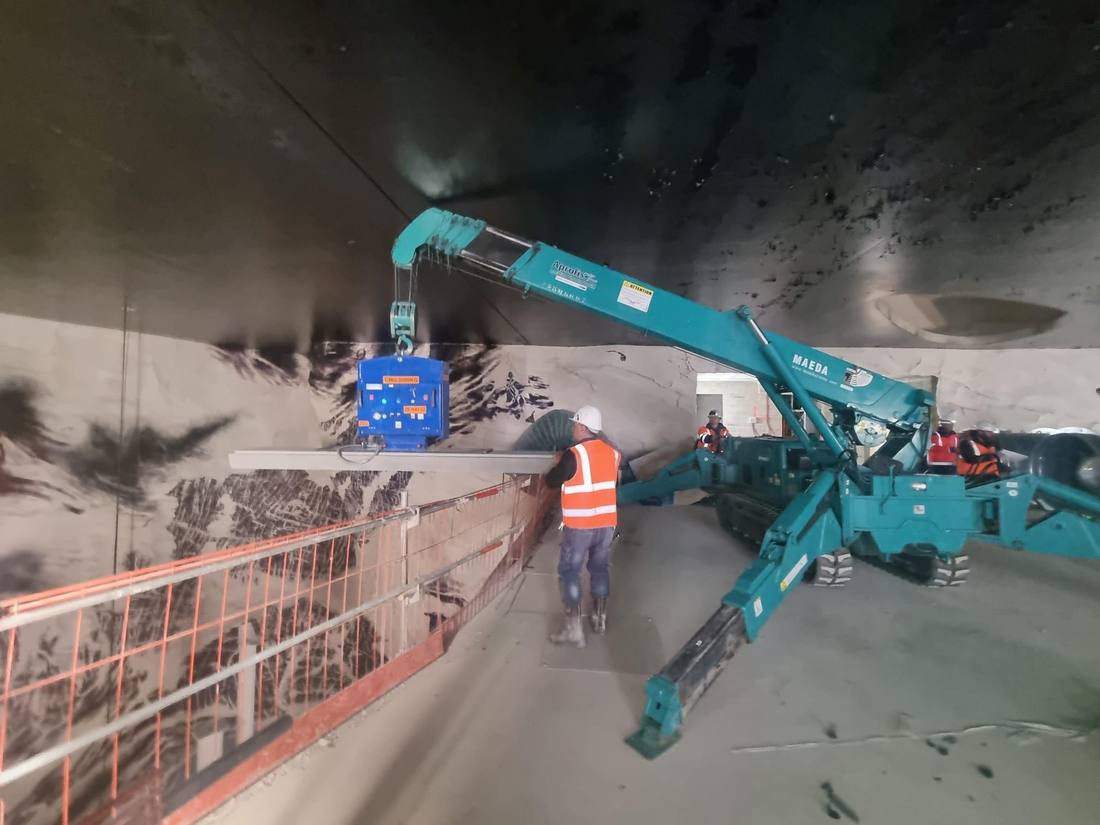Opération de levage avec une mini-grue sur le chantier de Vitry